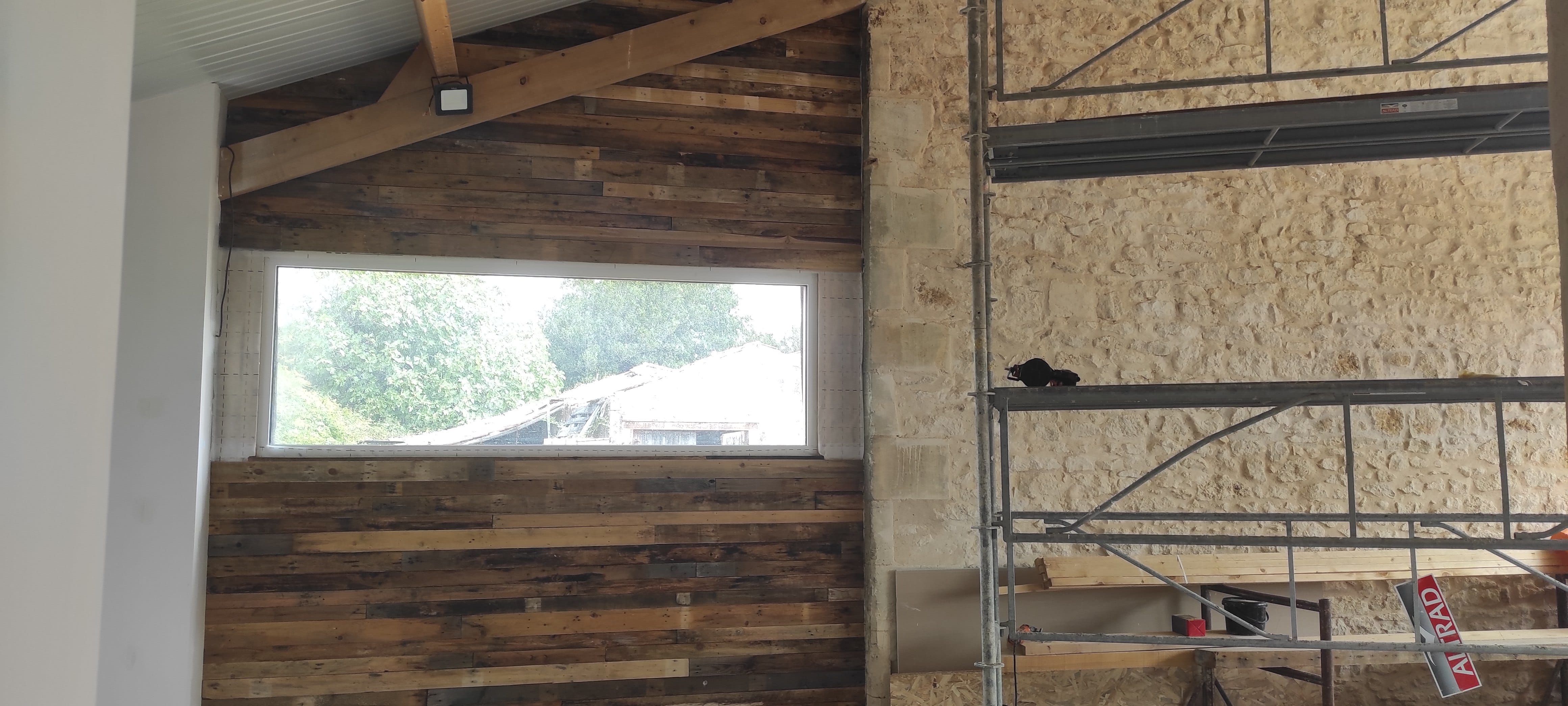 Ossature bois finition palette interieur